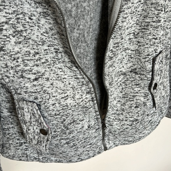 Jacket, zip up; snaps at collar - Picture 5 of 9